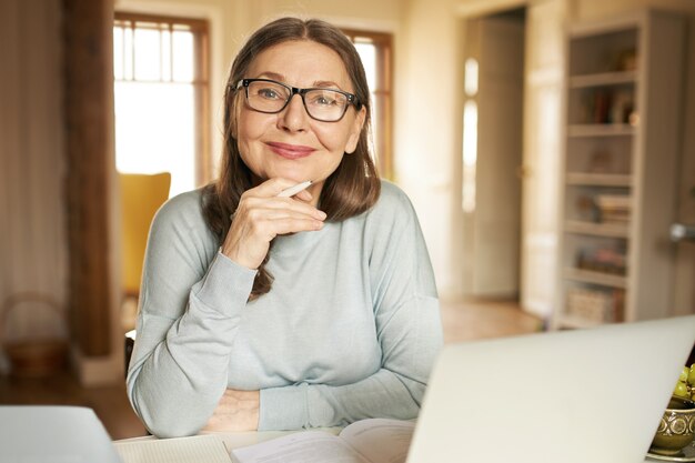 Femme senior expressive posant à l'intérieur