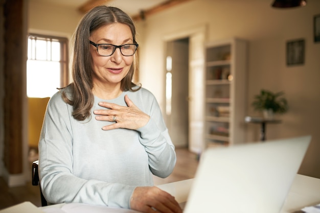 Femme senior expressive posant à l'intérieur