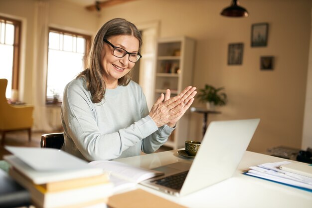 Femme senior expressive posant à l'intérieur