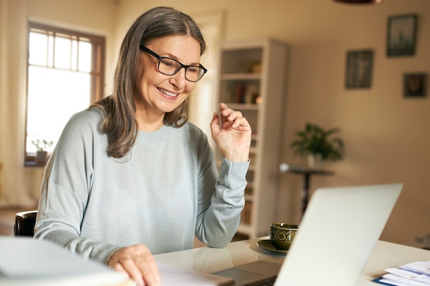 Femme senior expressive posant à l'intérieur