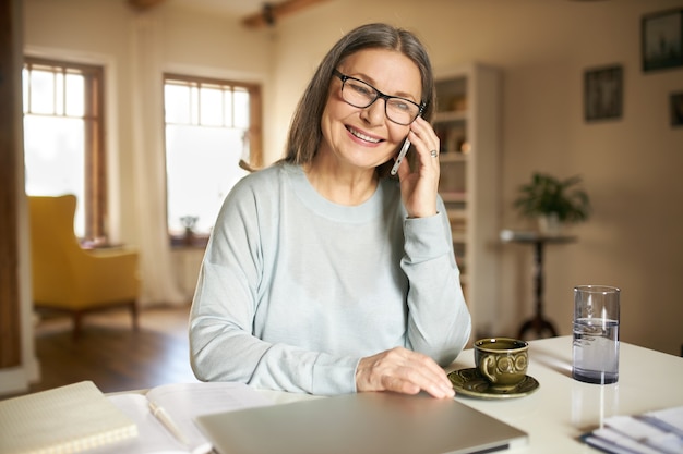 Femme senior expressive posant à l'intérieur