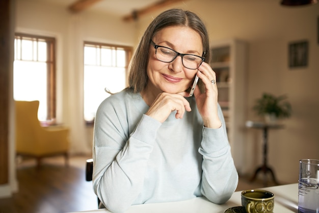 Femme senior expressive posant à l'intérieur