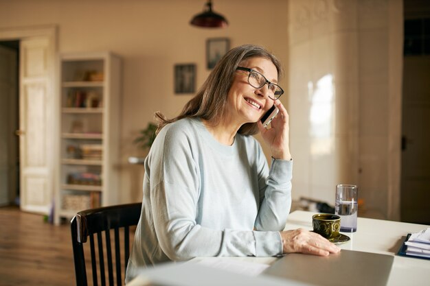 Femme senior expressive posant à l'intérieur