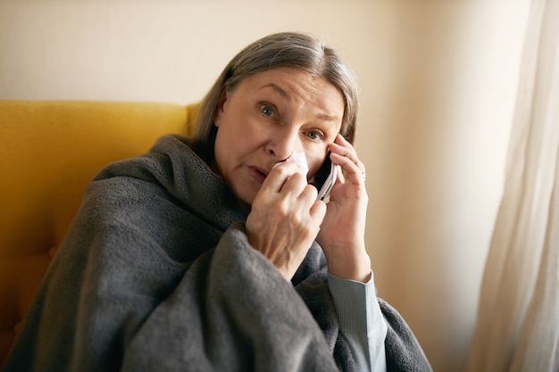 Femme senior expressive posant à l'intérieur