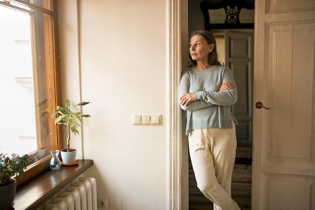 Femme senior expressive posant à l'intérieur