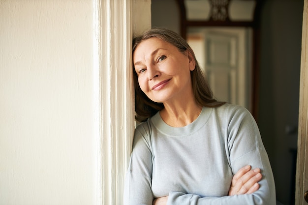 Femme senior expressive posant à l'intérieur