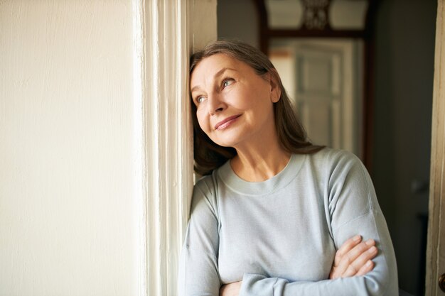 Femme senior expressive posant à l'intérieur