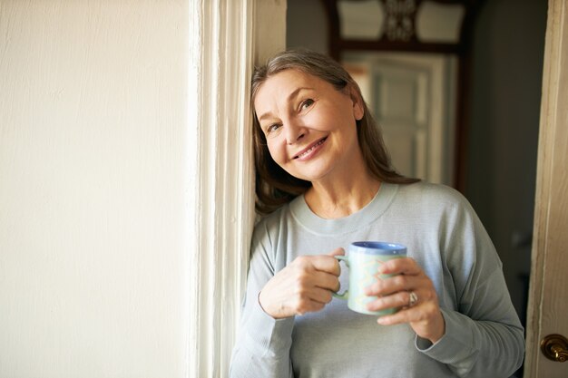 Femme senior expressive posant à l'intérieur