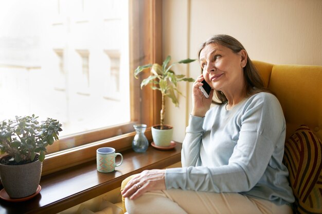 Femme senior expressive posant à l'intérieur