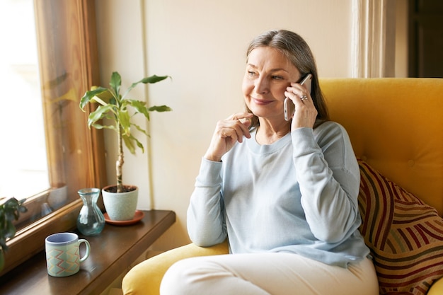 Femme senior expressive posant à l'intérieur