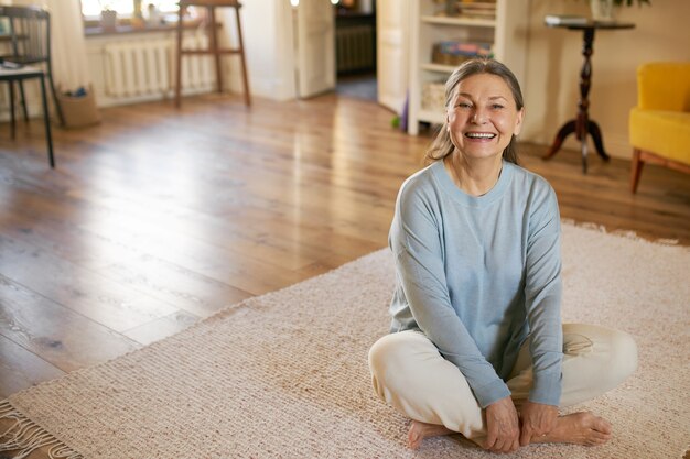 Femme senior expressive posant à l'intérieur