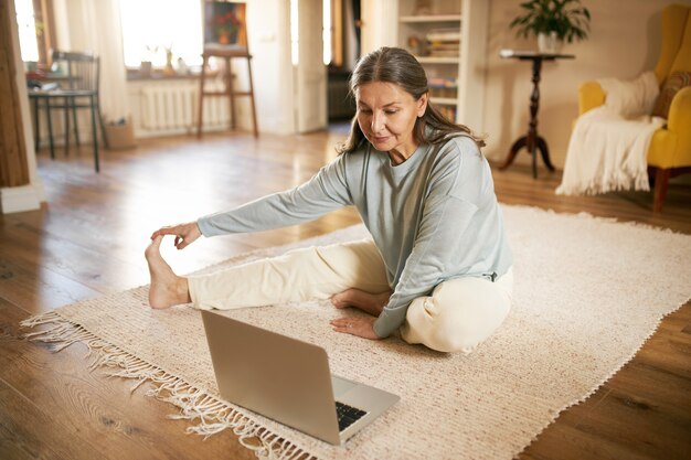 Femme senior expressive posant à l'intérieur