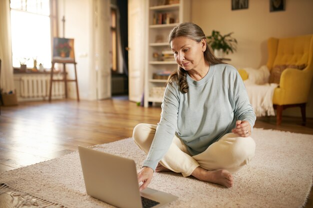 Femme senior expressive posant à l'intérieur