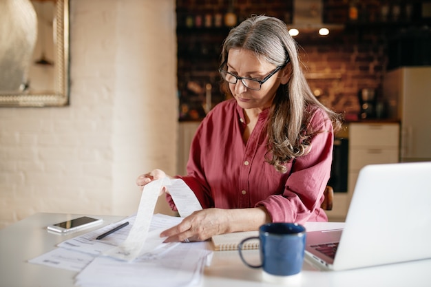 Photo gratuite femme senior expressive posant à l'intérieur