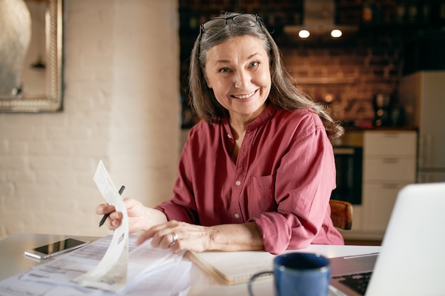 Femme senior expressive posant à l'intérieur