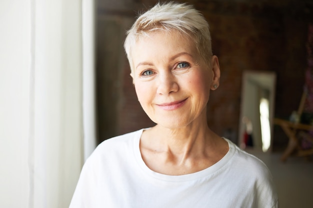 Femme senior expressive posant à l'intérieur