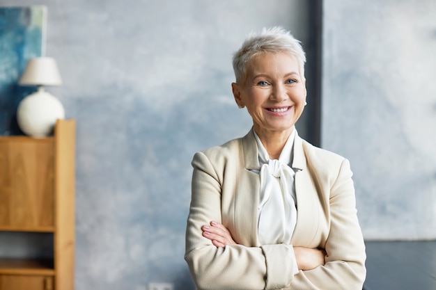 Femme senior expressive posant à l'intérieur