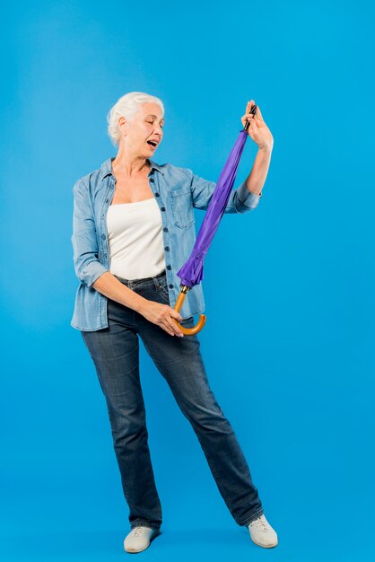 Femme senior moderne avec parapluie