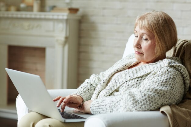 Femme senior moderne, surfer sur le net