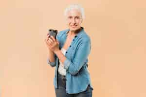 Photo gratuite femme senior moderne avec une tasse de café