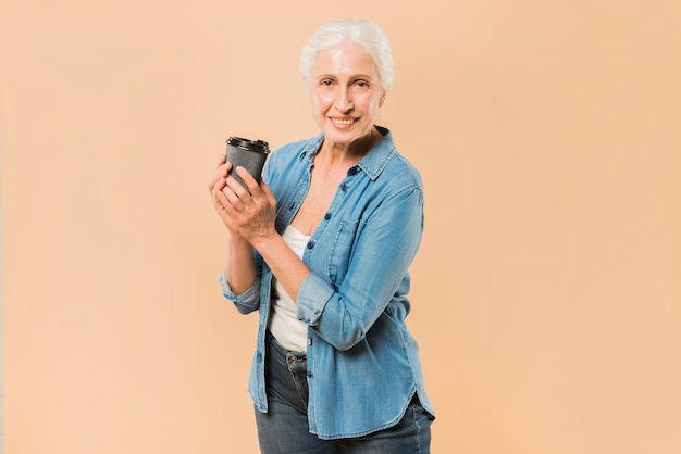 Femme senior moderne avec une tasse de café