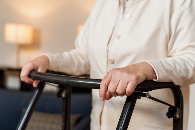 Femme senior occasionnelle à la maison