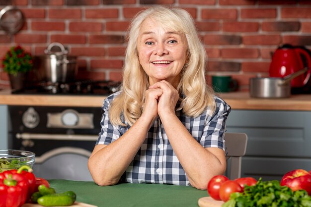 Femme senior vue de face dans la cuisine