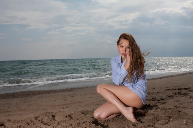 Femme sensuelle dans la plage