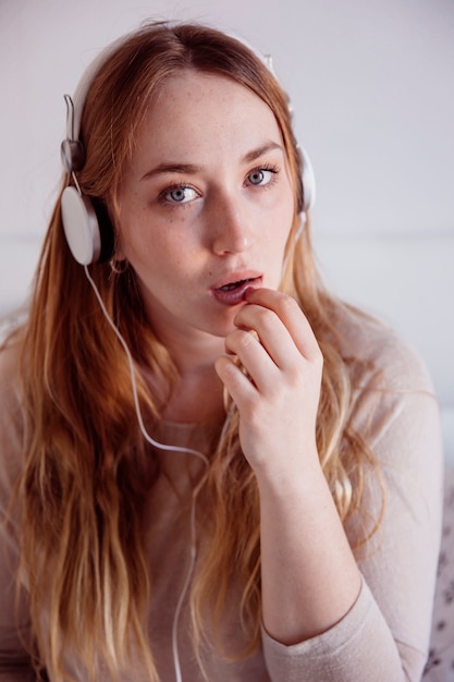 Photo gratuite femme sensuelle, écouter de la musique