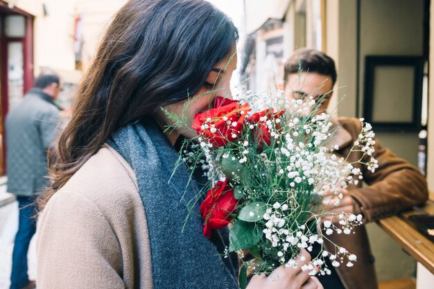 Femme, sentir, fleurs, date