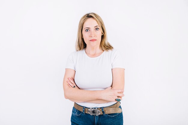 Femme sérieuse avec les bras croisés