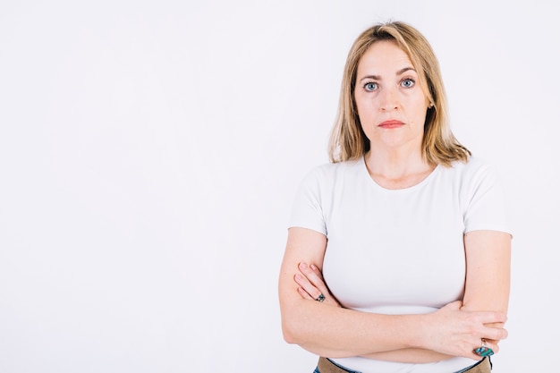 Femme sérieuse avec les bras croisés