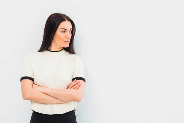 Femme sérieuse, debout, à, bras croisés