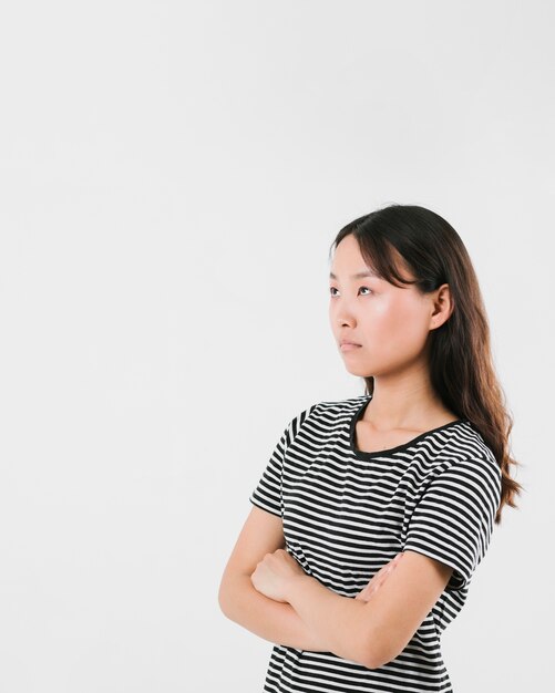 Femme sérieuse en détournant les yeux avec espace de copie
