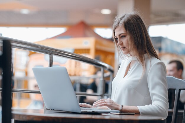 femme sérieuse regardant un ordinateur portable