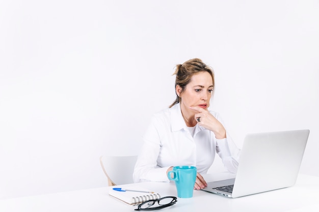 Femme sérieuse utilisant un ordinateur portable