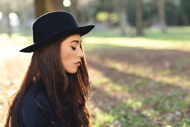 femme sérieuse avec les yeux fermés