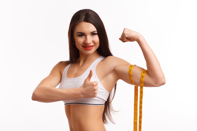 Femme serrant le biceps