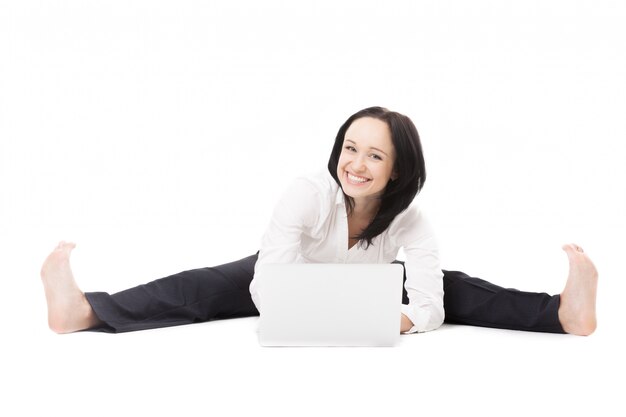 Femme avec ses jambes ouvertes et souriant