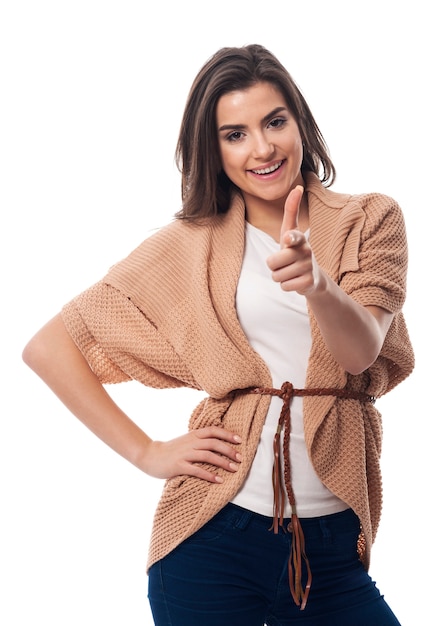 Femme avec ses mains en forme de pistolet