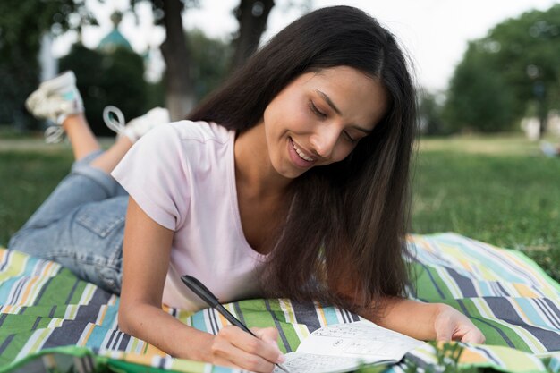 Femme seule profitant d'un jeu de sudoku