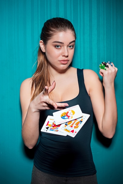 Femme sexy avec des cartes de poker