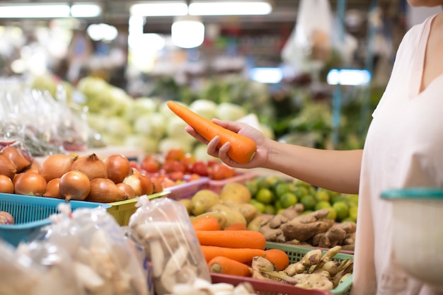 femme shopping fruits et légumes biologiques