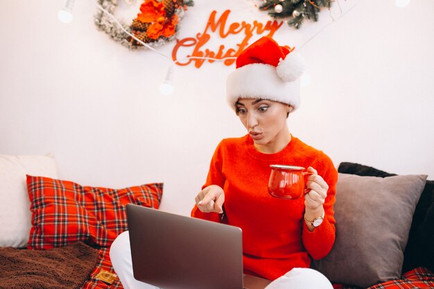Femme shopping en ligne à Noël