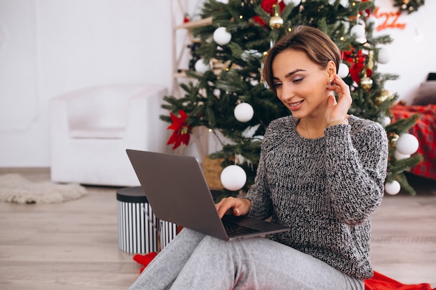 Femme shopping en ligne à Noël