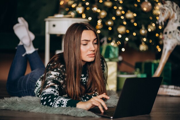 Femme shopping en ligne sur les ventes de Noël