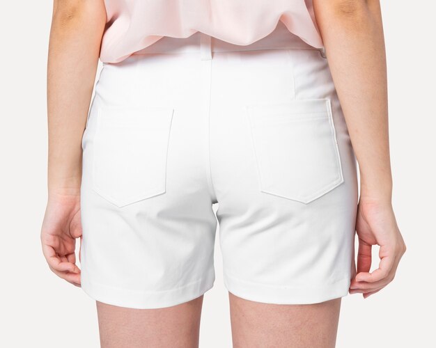 Femme en short en jean blanc vue arrière