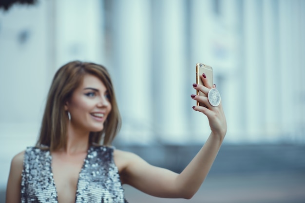 femme avec smartphone