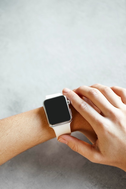 Femme avec smartwatch se bouchent