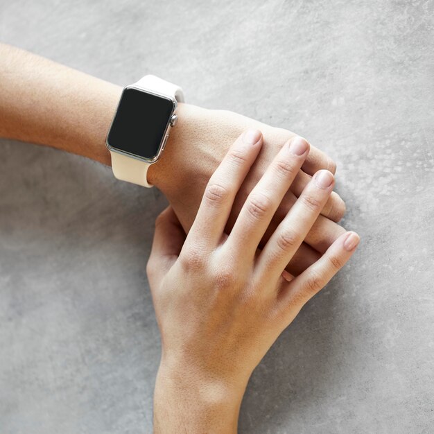 Femme avec smartwatch se bouchent